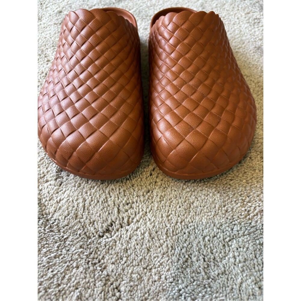 NEW  women’s Crocs Dylan Woven Clog Slipper lounge shoe slip on, W6 $68 - Picture 2 of 7